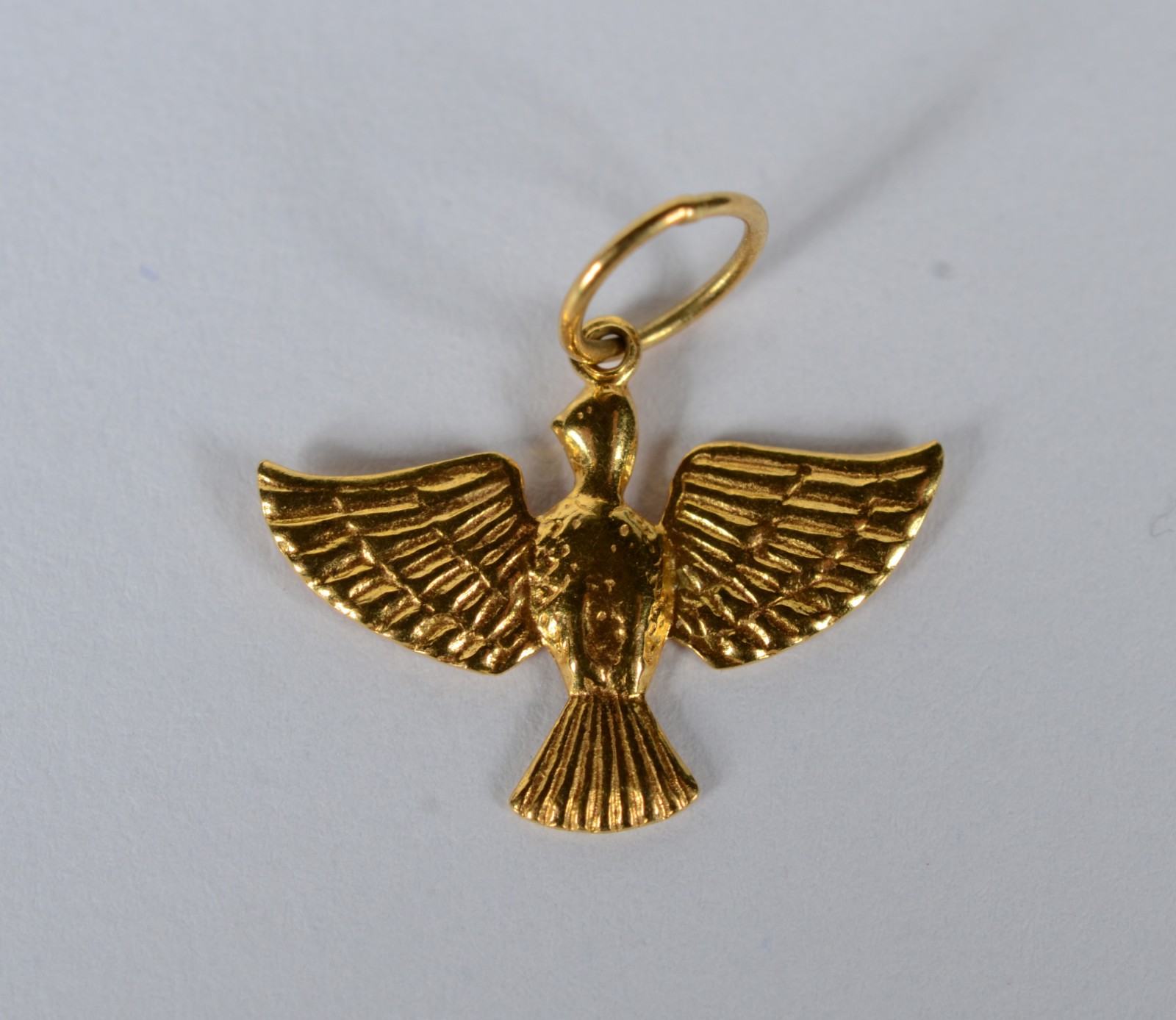 Três pendentes de ouro 18 k, contraste 750, sendo: Cruz com Cristo... - foto 4 de 6