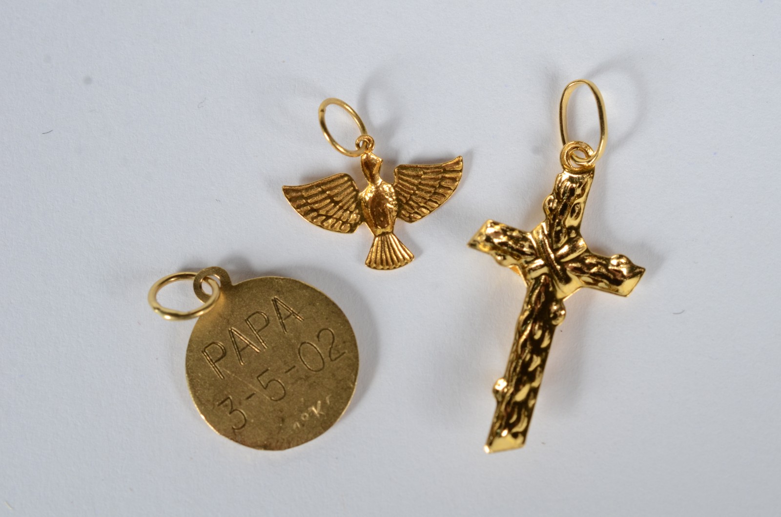 Três pendentes de ouro 18 k, contraste 750, sendo: Cruz com Cristo... - foto 5 de 6