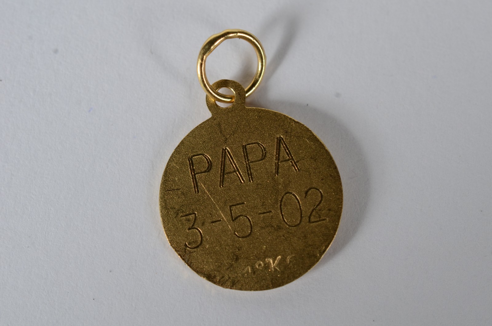 Três pendentes de ouro 18 k, contraste 750, sendo: Cruz com Cristo... - foto 6 de 6