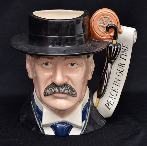 ROYAL DOULTON - Caneca de faiança inglesa policromada, repres. LORD...