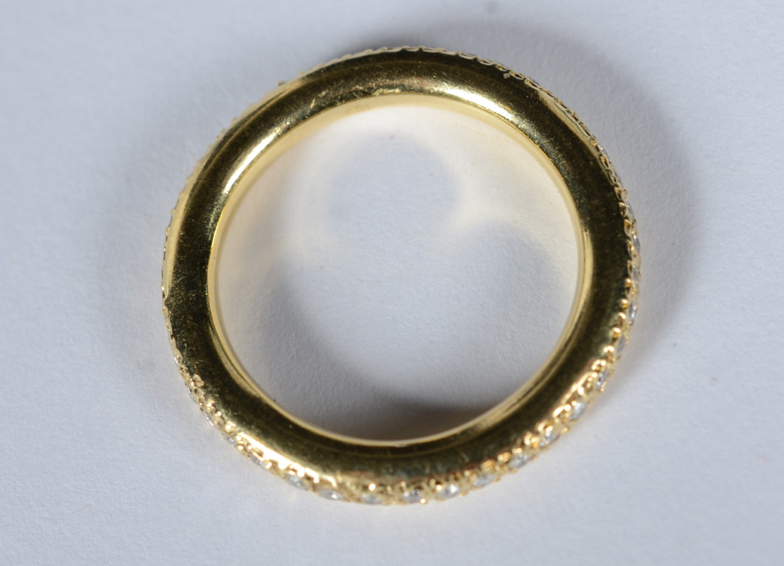 Aliança de ouro 18 k, contraste 750 cravejado com 40 brilhantes, aro... - foto 4 de 6