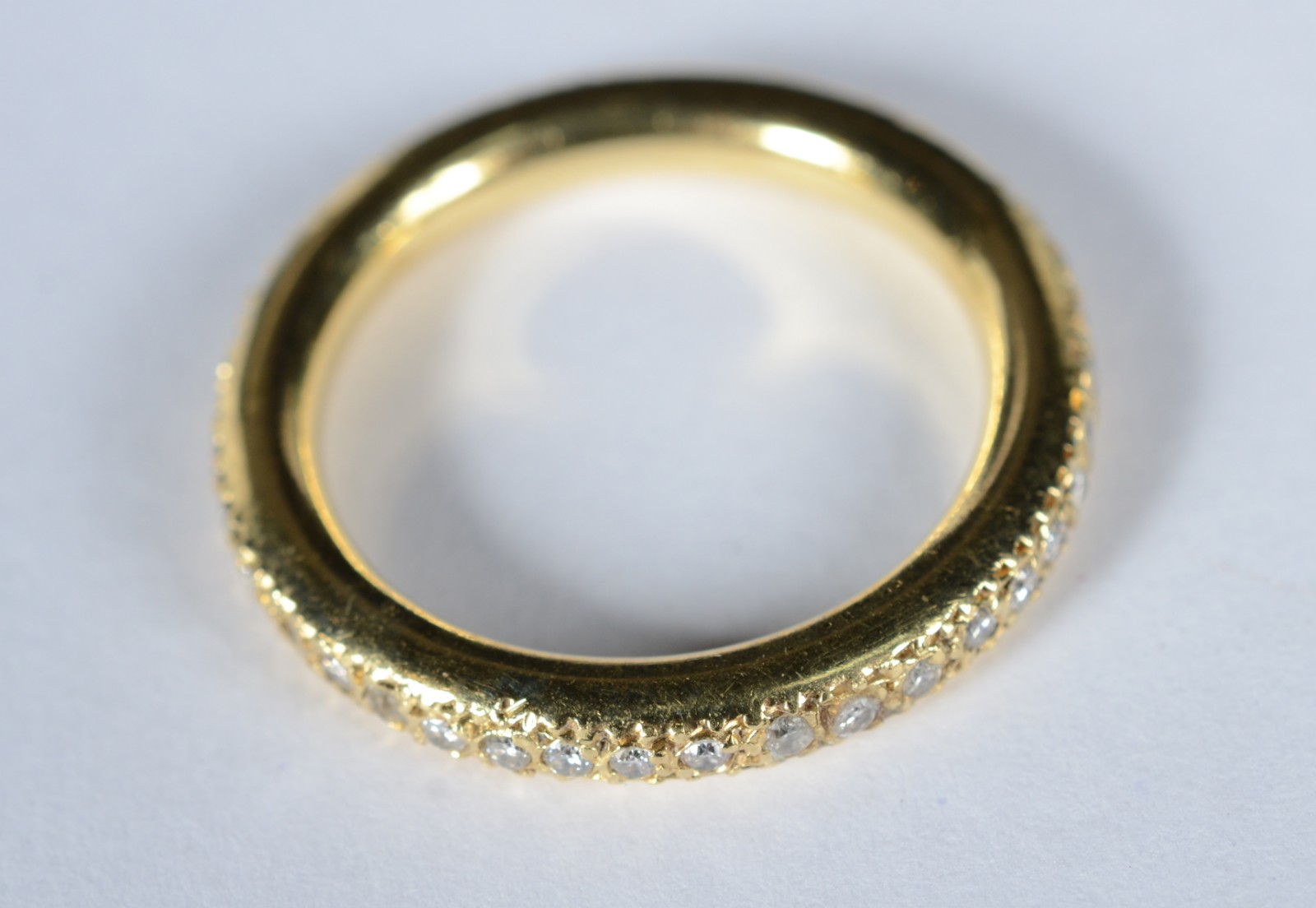 Aliança de ouro 18 k, contraste 750 cravejado com 40 brilhantes, aro... - foto 5 de 6