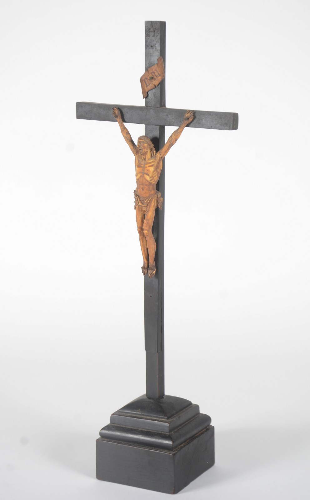 Crucifixo de madeira com figura de Cristo ricamente esculpido em... - foto 1 de 6