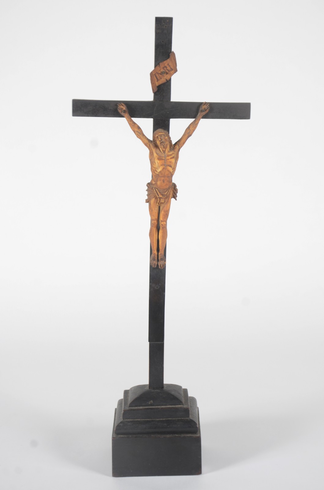 Crucifixo de madeira com figura de Cristo ricamente esculpido em... - foto 2 de 6