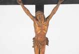 Crucifixo de madeira com figura de Cristo ricam... - Crucifixo de madeira com figura de Cristo ricamente esculpido em marfim. Século XIX.