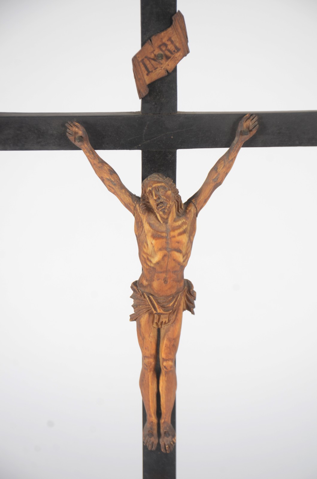 Crucifixo de madeira com figura de Cristo ricamente esculpido em... - foto 3 de 6