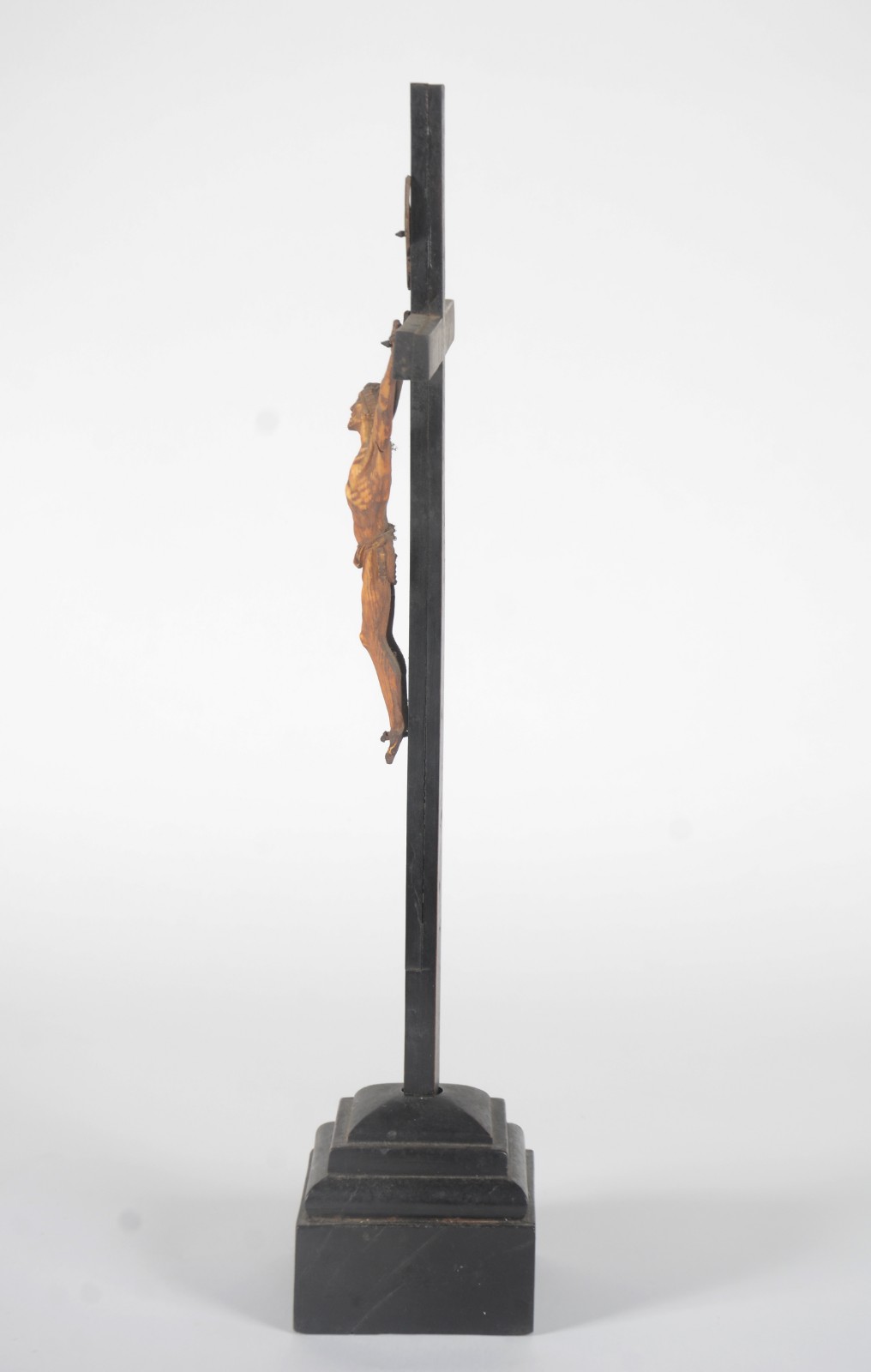 Crucifixo de madeira com figura de Cristo ricamente esculpido em... - foto 4 de 6