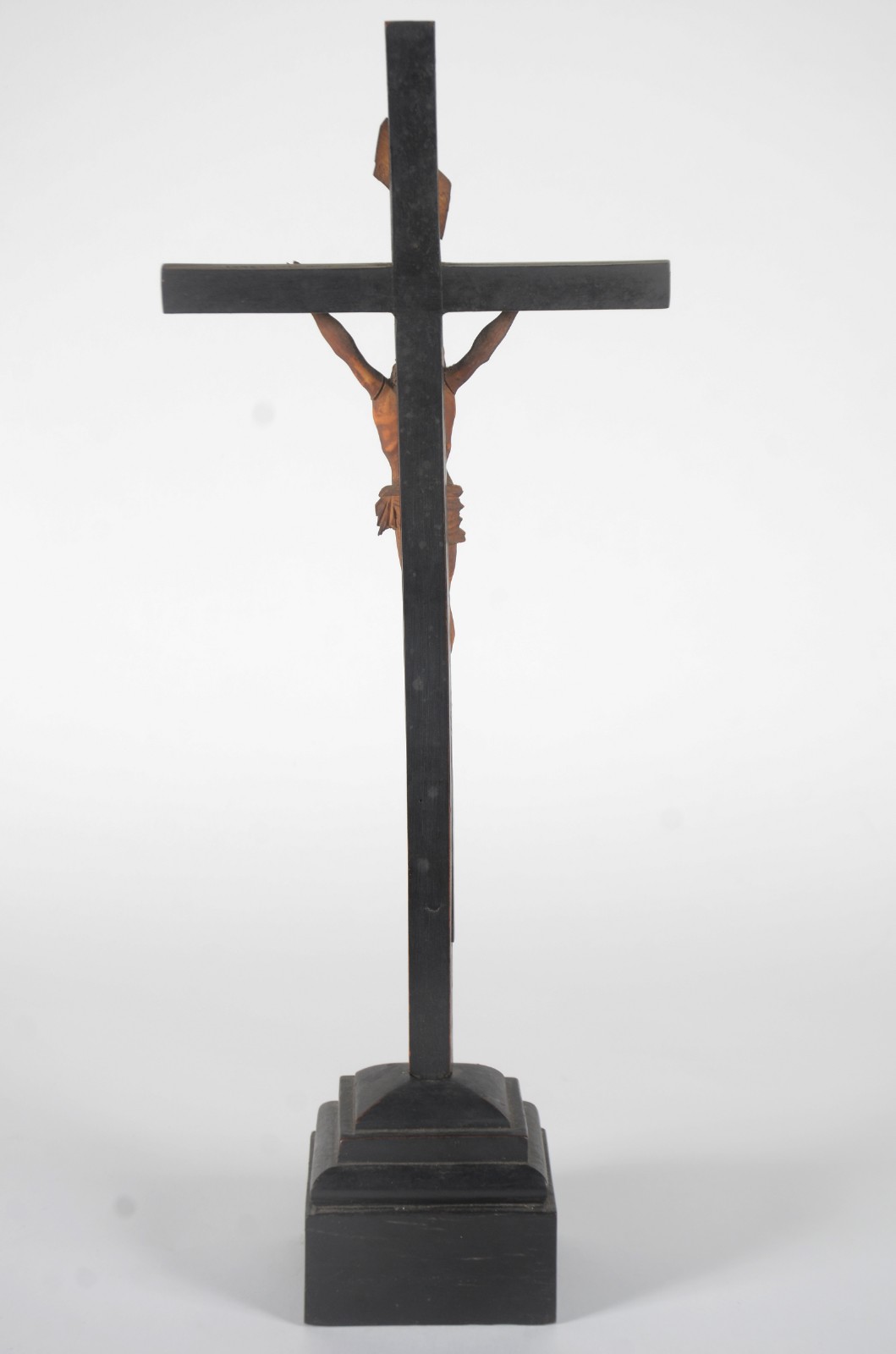 Crucifixo de madeira com figura de Cristo ricamente esculpido em... - foto 5 de 6