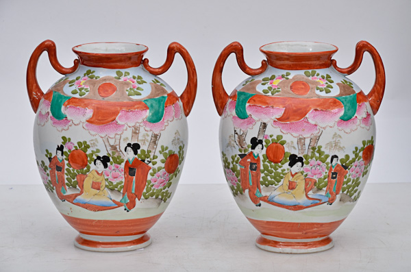 Par de vasos com alças de porcelana oriental decorados com gueixas em...