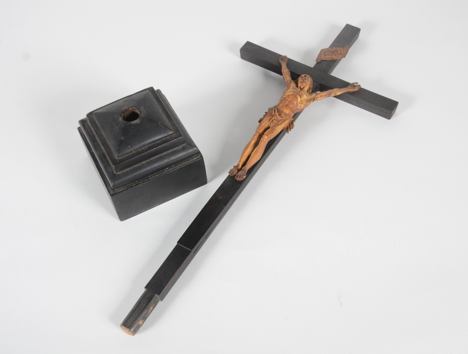 Crucifixo de madeira com figura de Cristo ricamente esculpido em... - foto 6 de 6