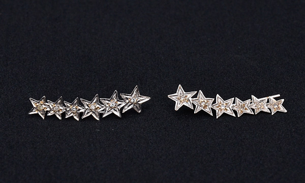 Par de brincos de ouro branco com estrelas e brilhantes, peso 2,3 g.