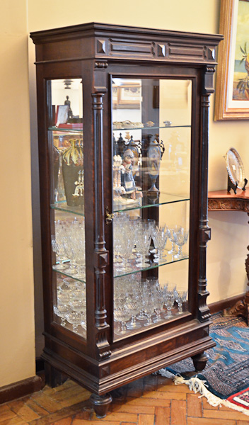 Vitrine de madeira nobre, porta e laterais de cristal bisotado, tres...