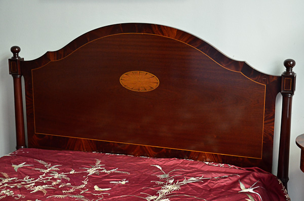 Cama de casal de madeira nobre filetada, estilo ingles.
