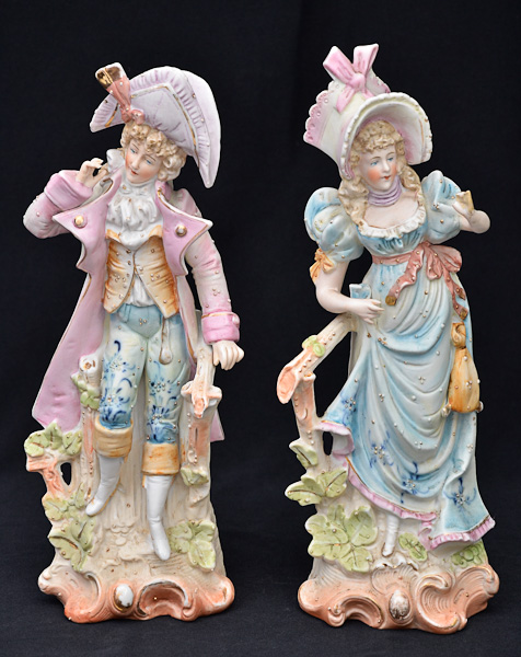 Par de estatuetas de biscuit policromado repres.casal de camponeses...
