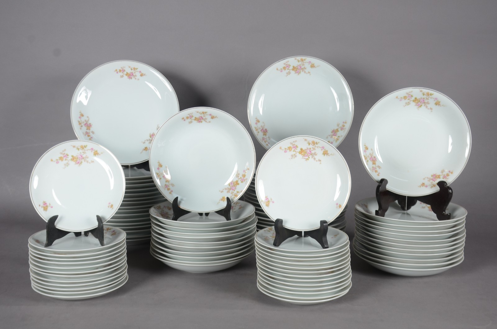 Serviço de jantar de porcelana Renner, decoração floral, composto de... - foto 2 de 7