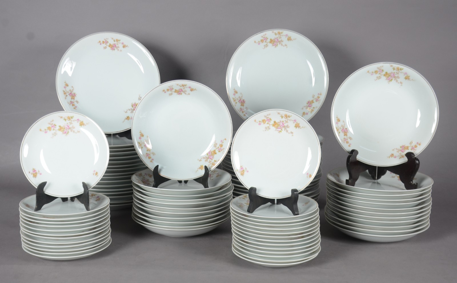 Serviço de jantar de porcelana Renner, decoração floral, composto de... - foto 1 de 7