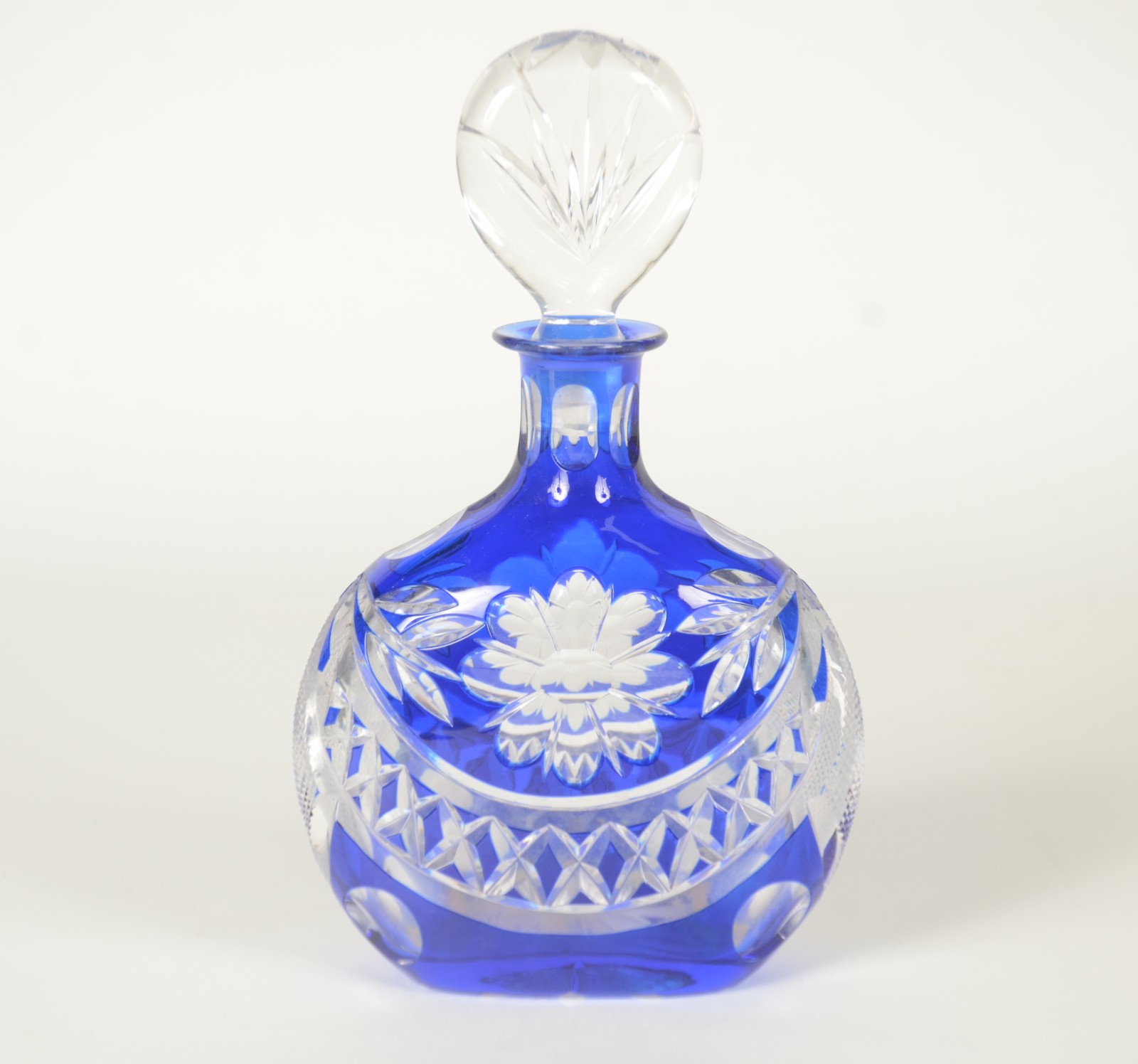 Garrafa de cristal europeu doublé azul lapidada com flores e... - foto 1 de 11