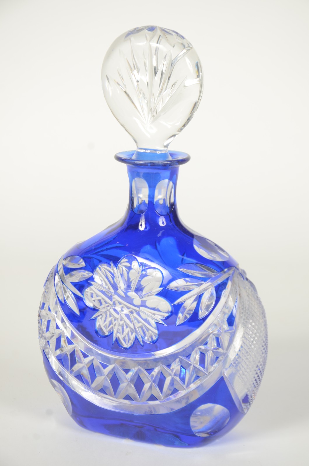 Garrafa de cristal europeu doublé azul lapidada com flores e... - foto 2 de 11