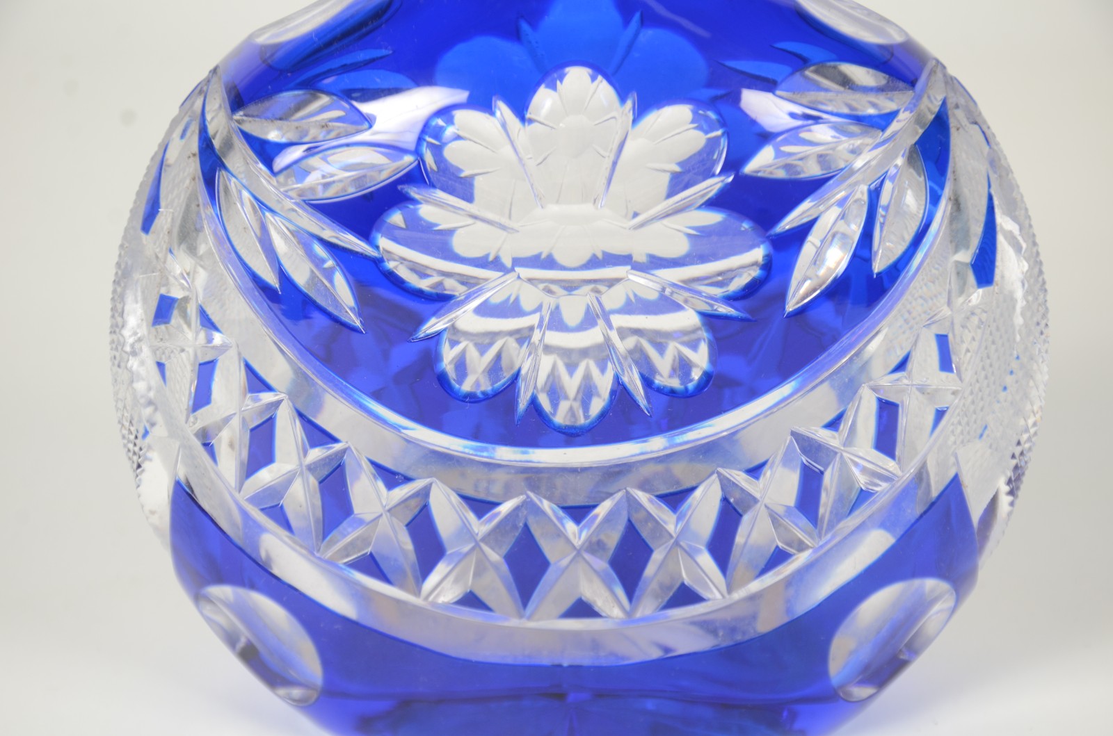 Garrafa de cristal europeu doublé azul lapidada com flores e... - foto 3 de 11