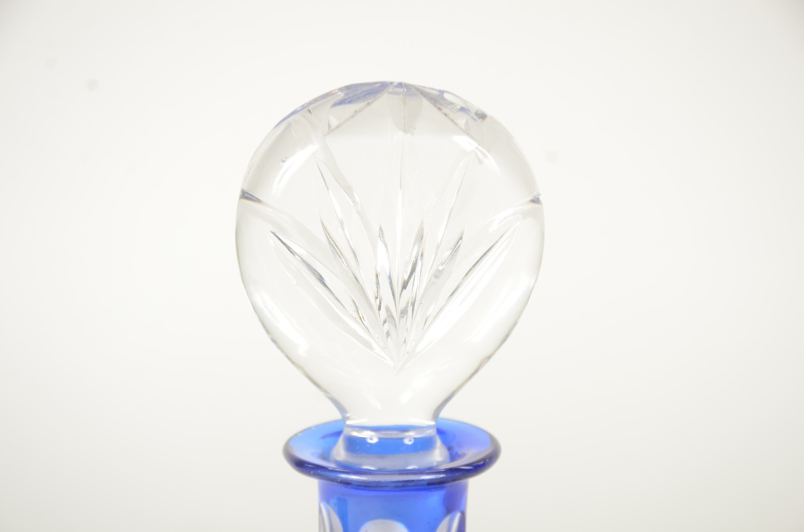 Garrafa de cristal europeu doublé azul lapidada com flores e... - foto 4 de 11