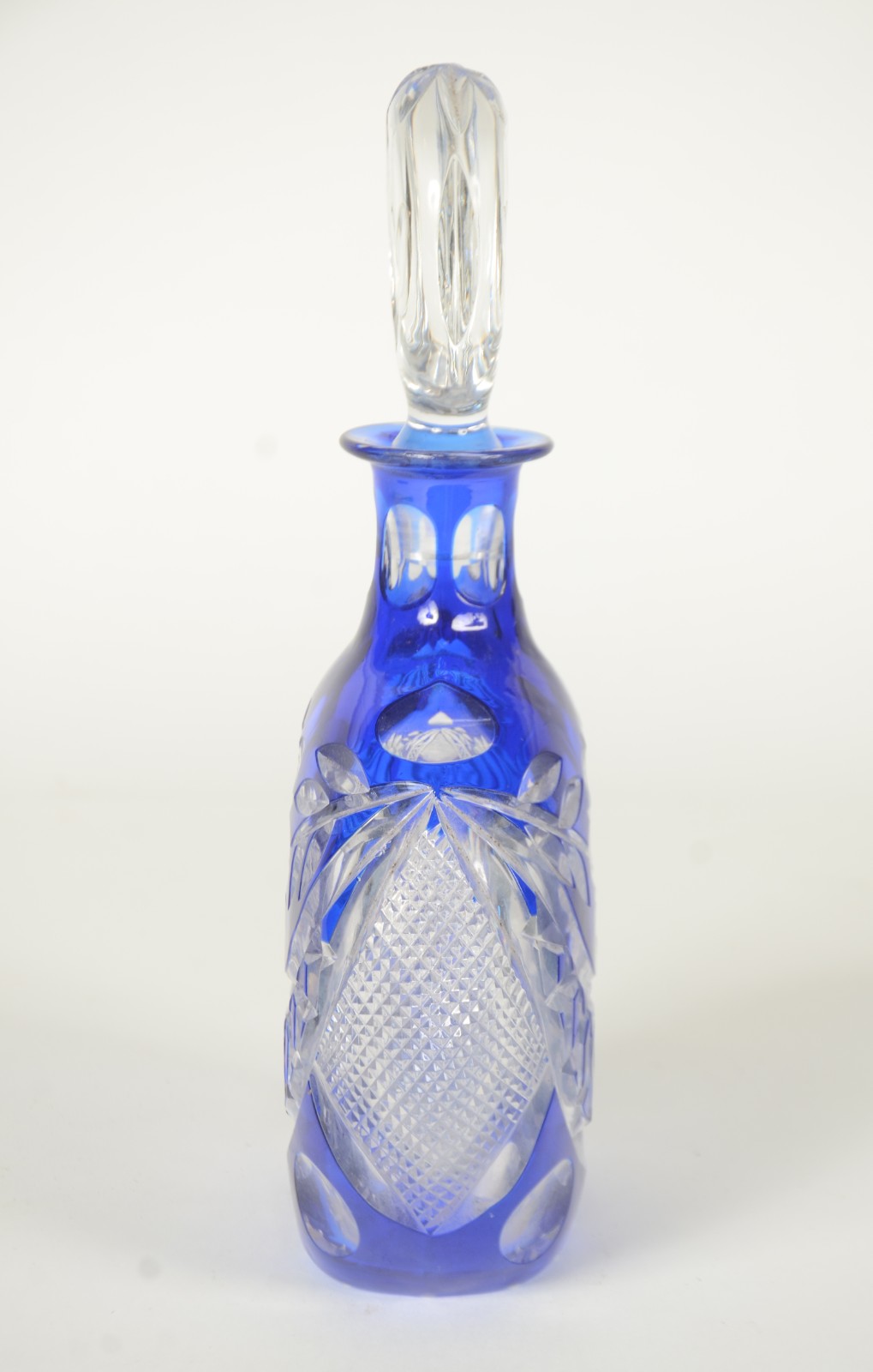 Garrafa de cristal europeu doublé azul lapidada com flores e... - foto 5 de 11