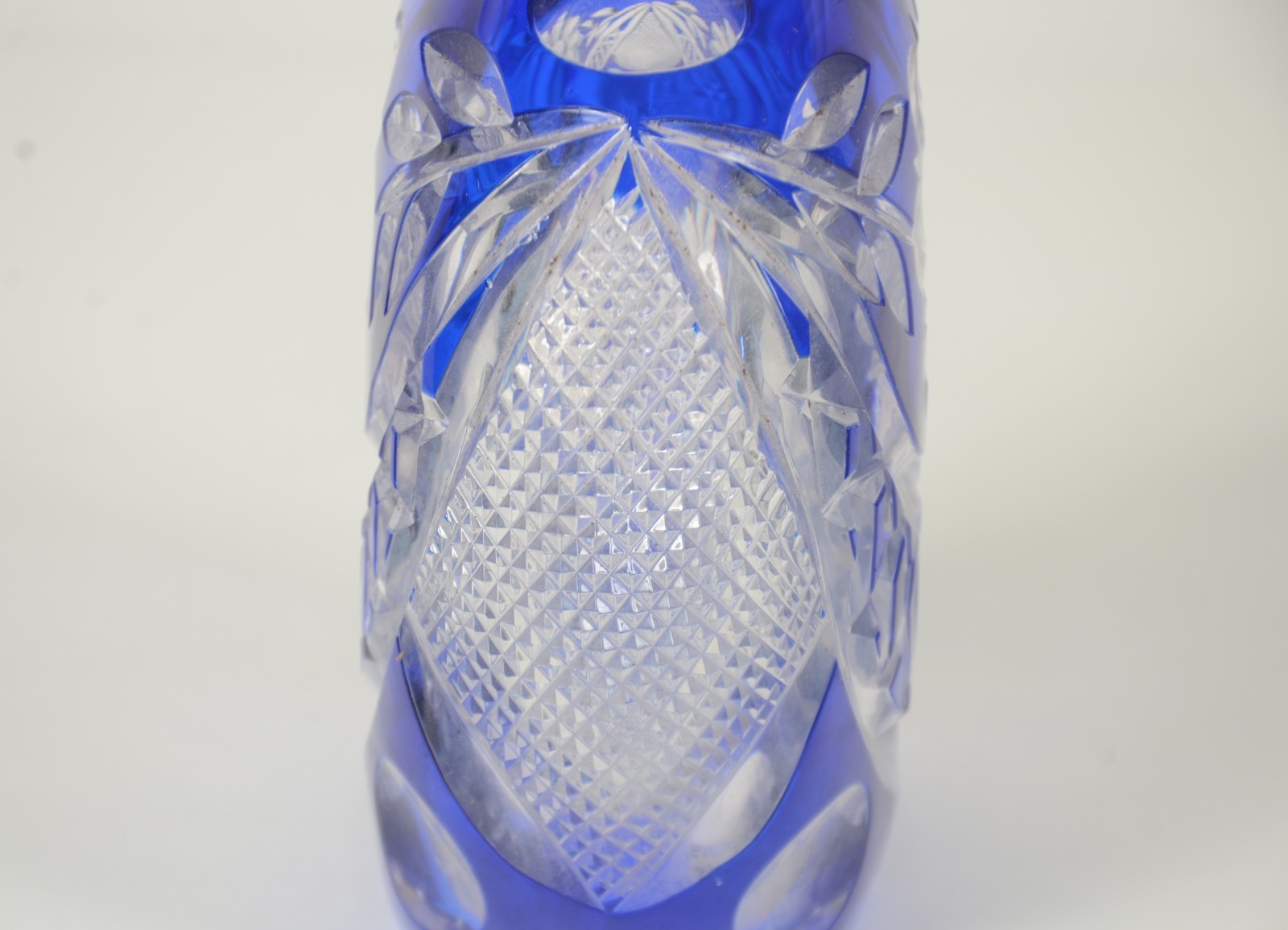 Garrafa de cristal europeu doublé azul lapidada com flores e... - foto 6 de 11