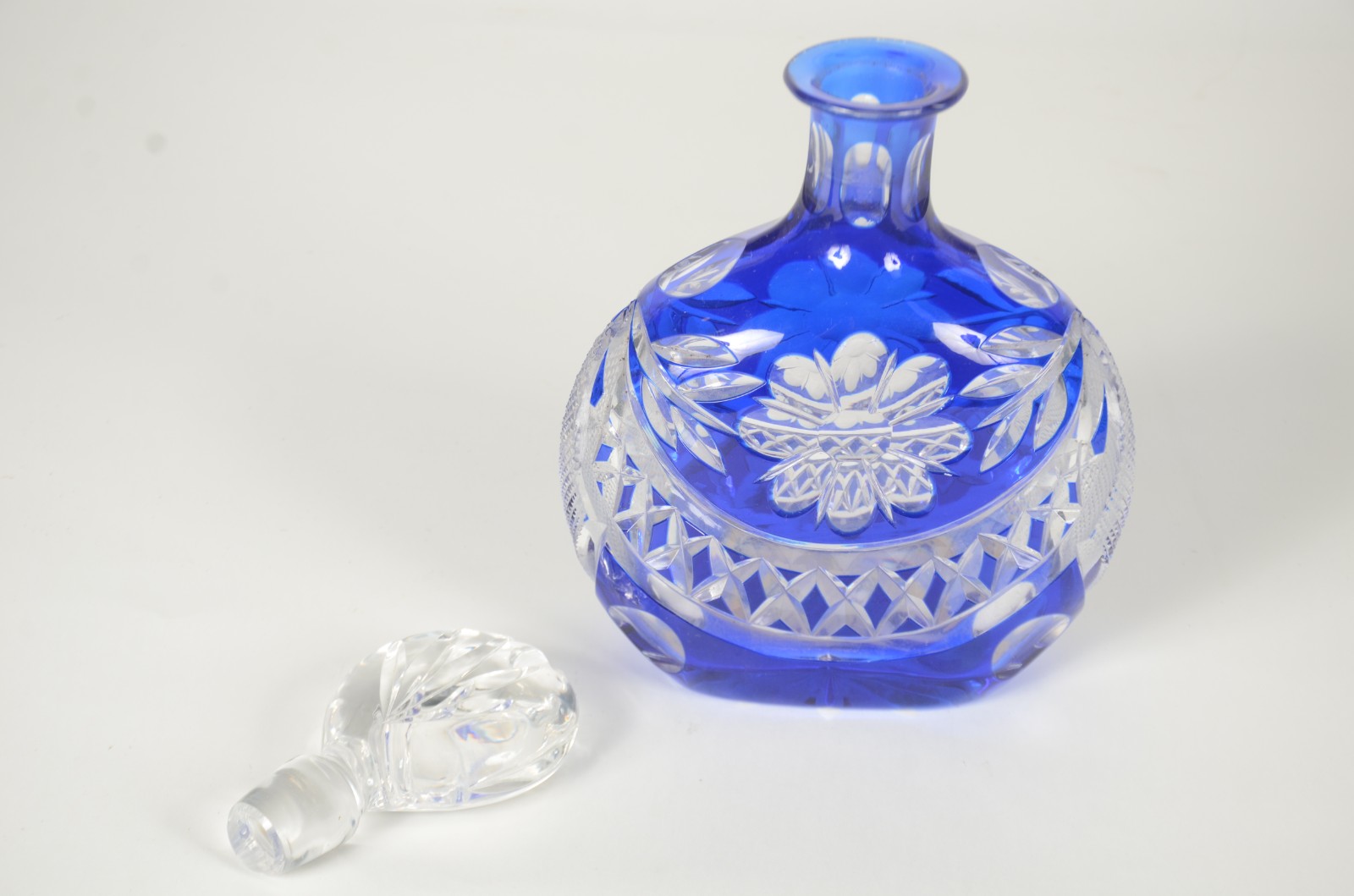 Garrafa de cristal europeu doublé azul lapidada com flores e... - foto 7 de 11