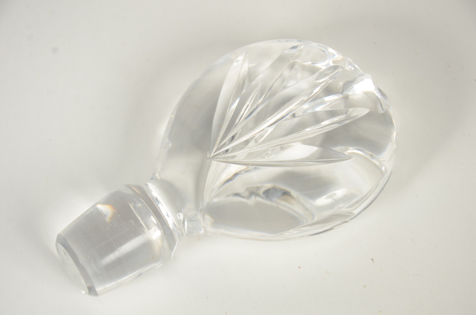 Garrafa de cristal europeu doublé azul lapidada com flores e... - foto 8 de 11