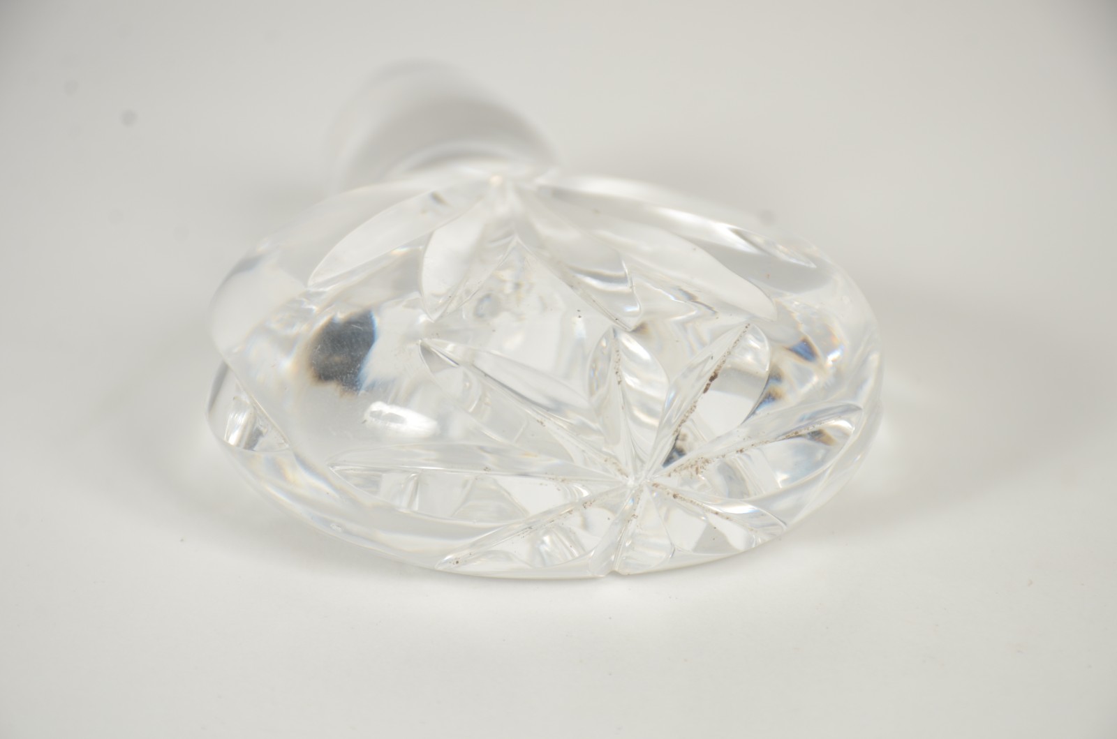 Garrafa de cristal europeu doublé azul lapidada com flores e... - foto 9 de 11