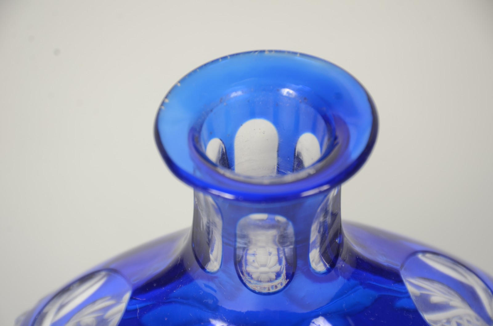 Garrafa de cristal europeu doublé azul lapidada com flores e... - foto 10 de 11