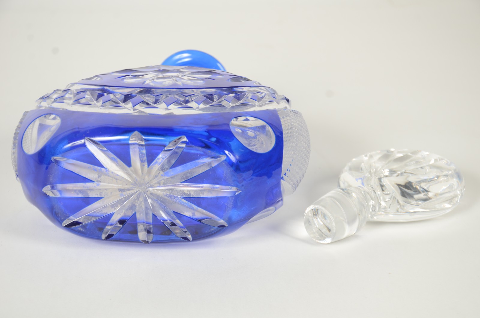 Garrafa de cristal europeu doublé azul lapidada com flores e... - foto 11 de 11