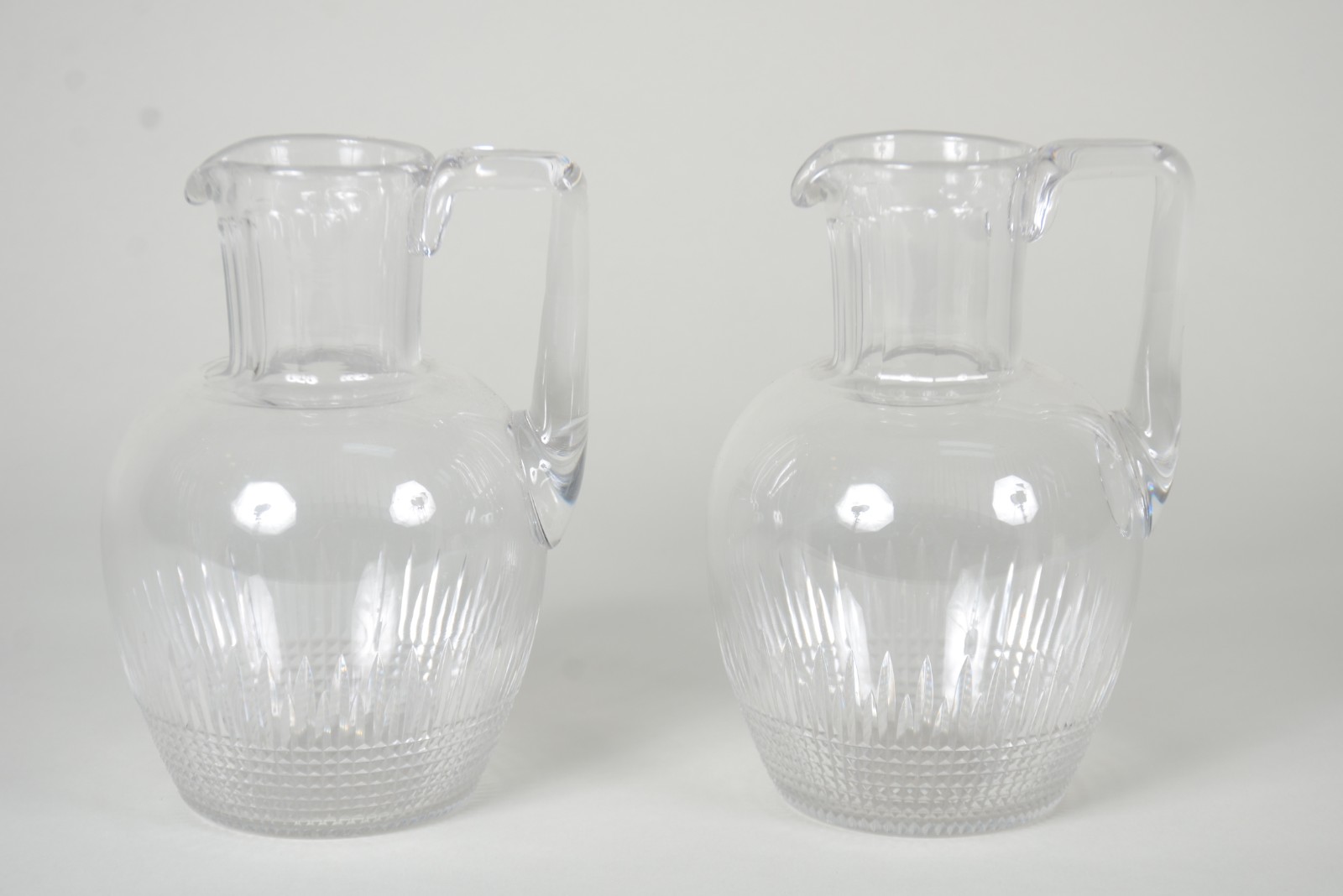 Par de pequenas jarras para água de cristal lapidado, possivelmente... - foto 1 de 7