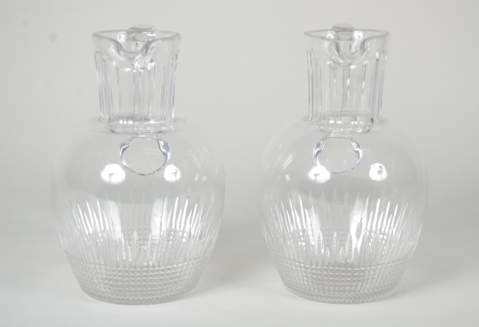 Par de pequenas jarras para água de cristal lapidado, possivelmente... - foto 2 de 7