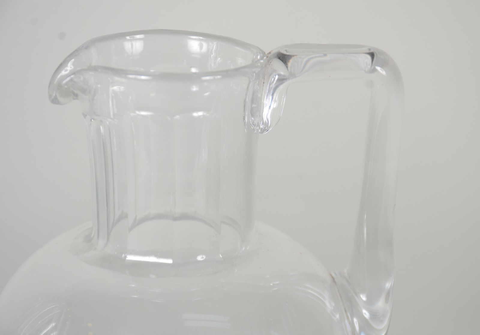 Par de pequenas jarras para água de cristal lapidado, possivelmente... - foto 5 de 7