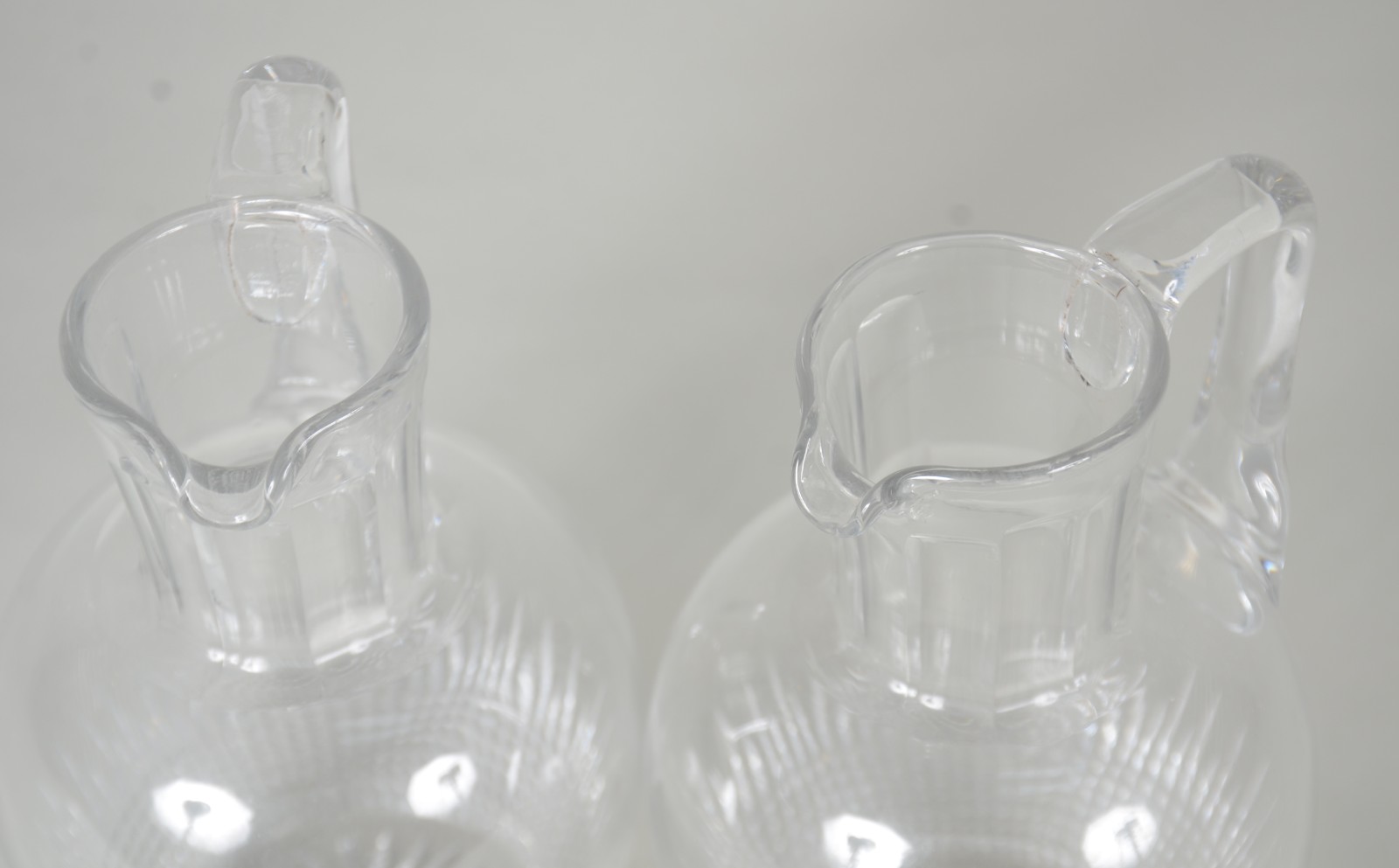 Par de pequenas jarras para água de cristal lapidado, possivelmente... - foto 6 de 7