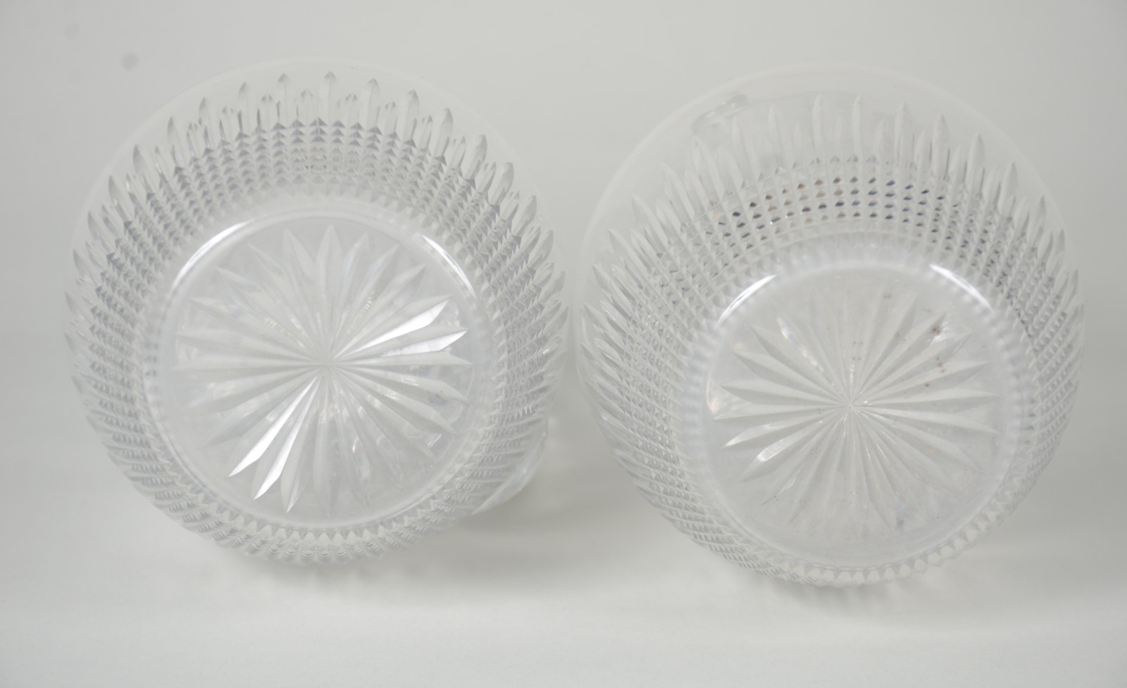 Par de pequenas jarras para água de cristal lapidado, possivelmente... - foto 7 de 7