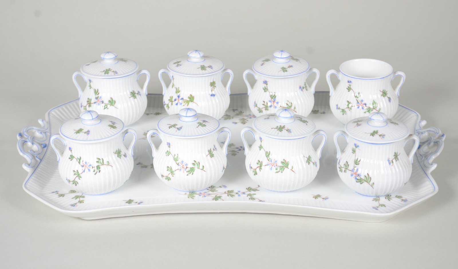 Conjunto com oito cremeiras e presentoir de porcelana francesa... - foto 1 de 9