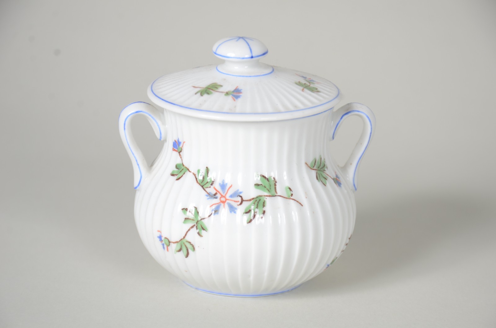 Conjunto com oito cremeiras e presentoir de porcelana francesa... - foto 2 de 9