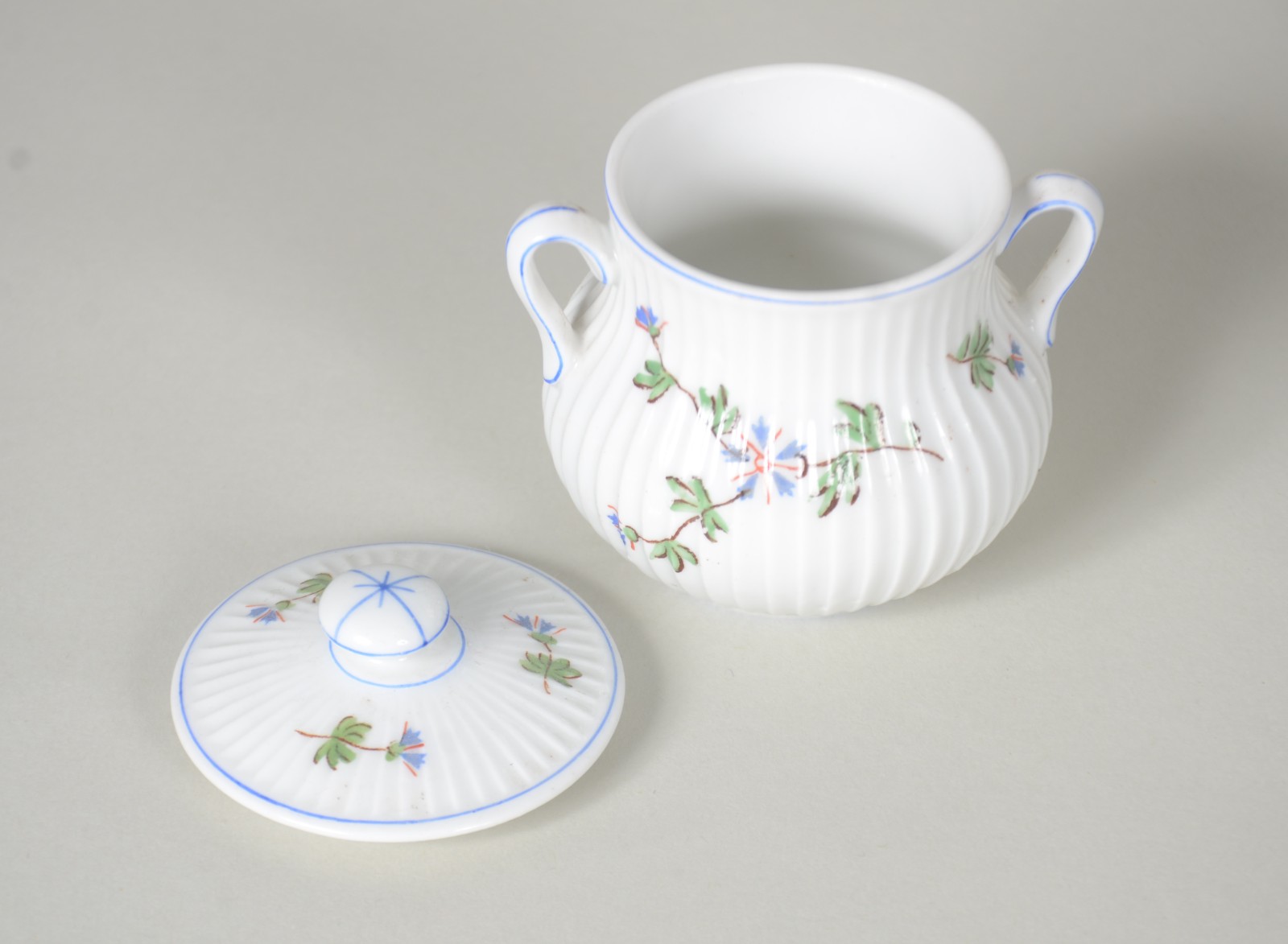 Conjunto com oito cremeiras e presentoir de porcelana francesa... - foto 3 de 9