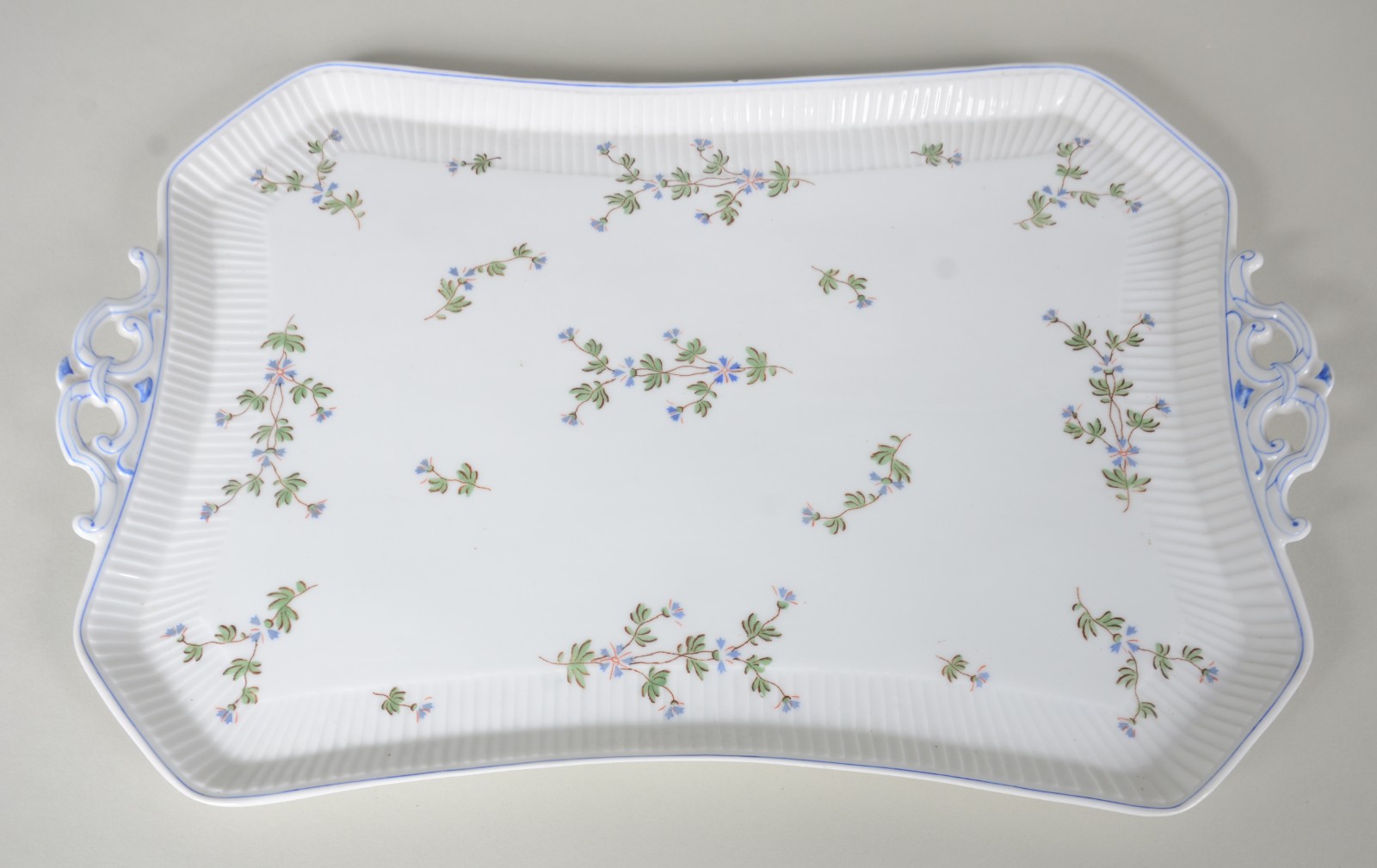 Conjunto com oito cremeiras e presentoir de porcelana francesa... - foto 4 de 9