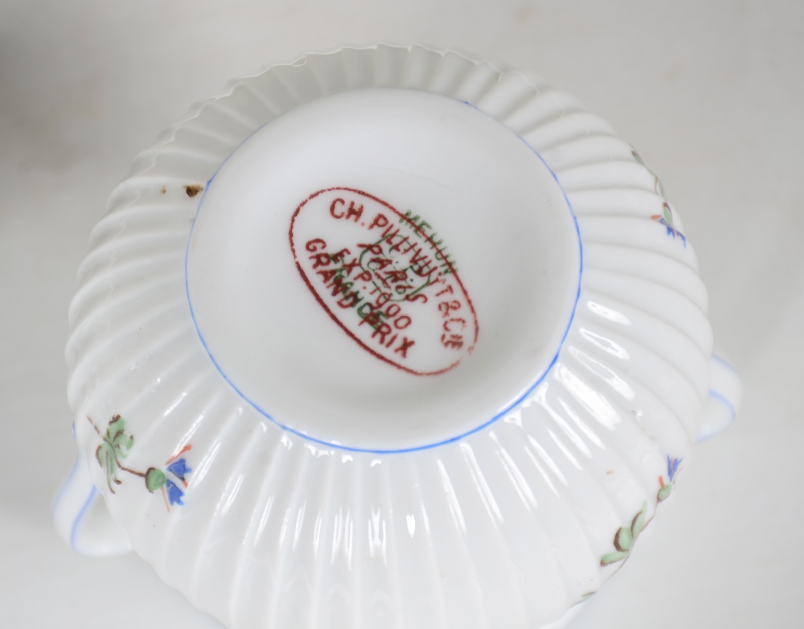 Conjunto com oito cremeiras e presentoir de porcelana francesa... - foto 7 de 9