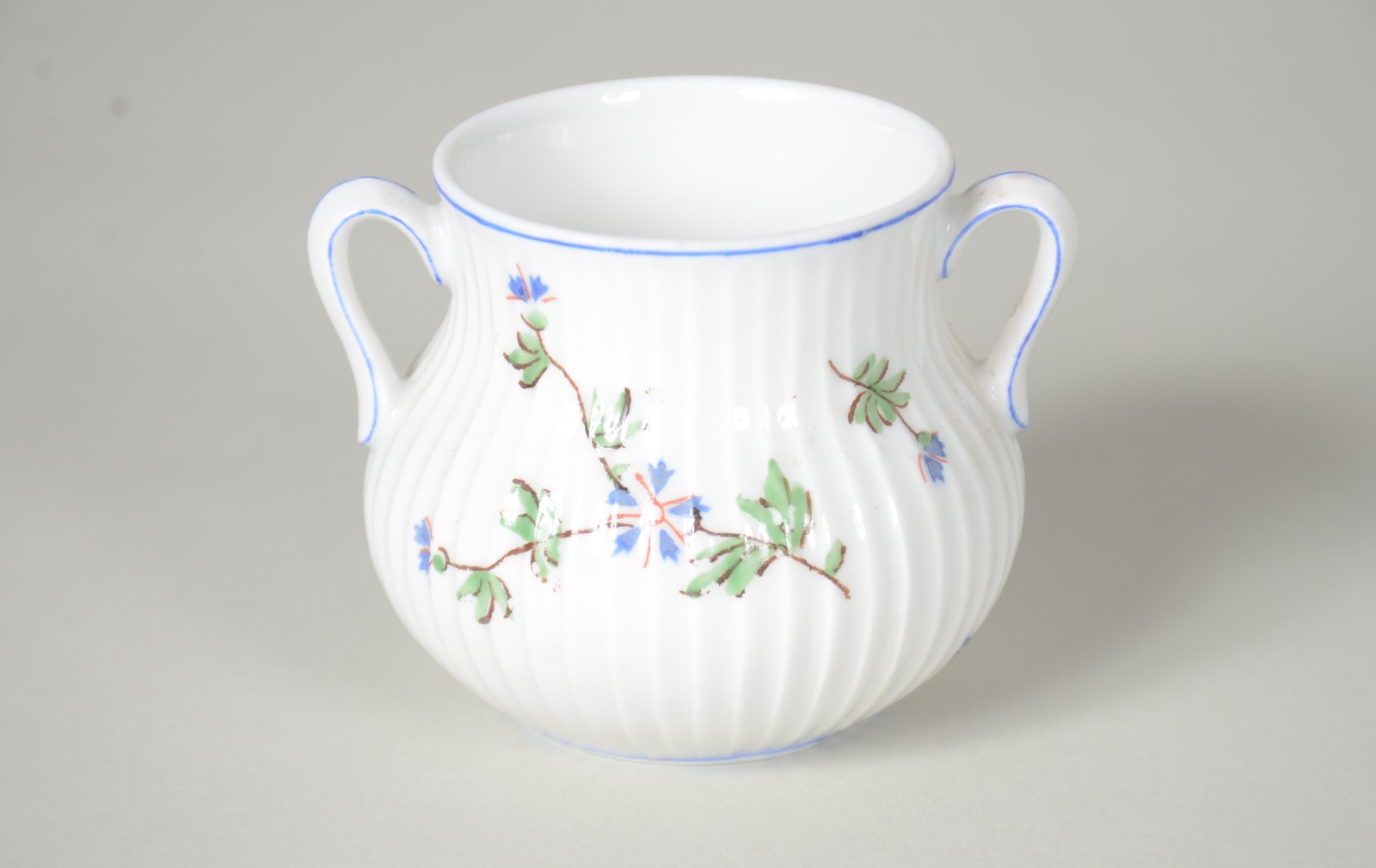 Conjunto com oito cremeiras e presentoir de porcelana francesa... - foto 9 de 9