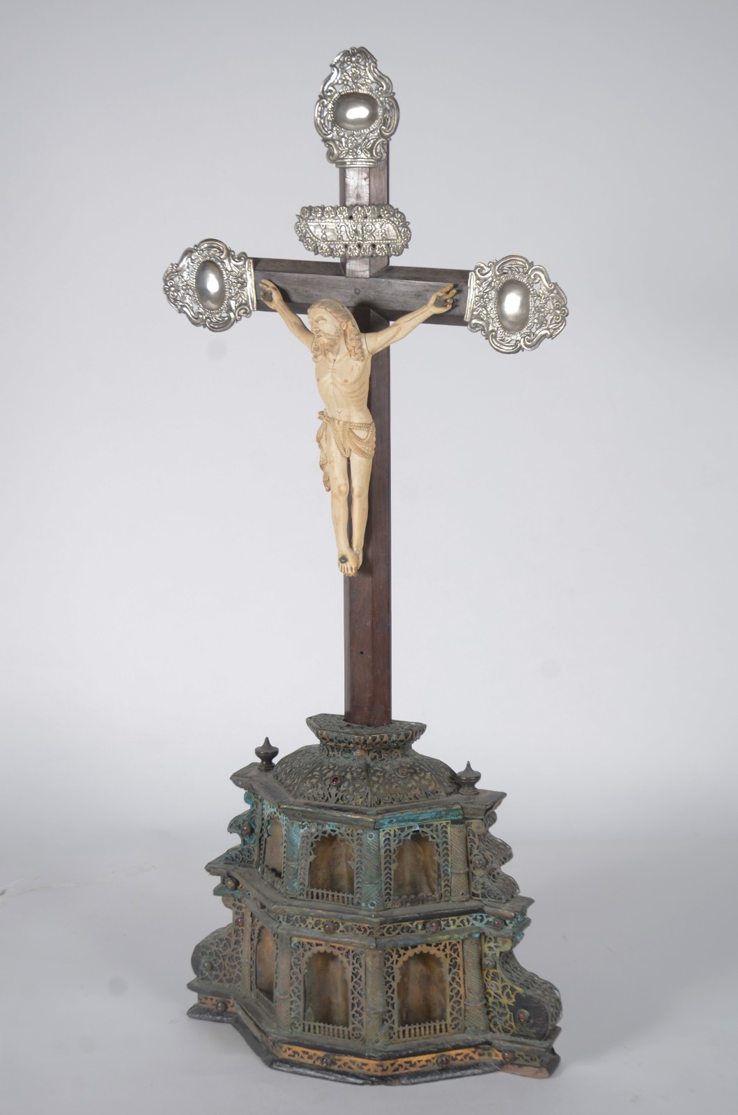 Excepcional crucifixo de madeira nobre com figura de Cristo ricamente... - foto 2 de 11