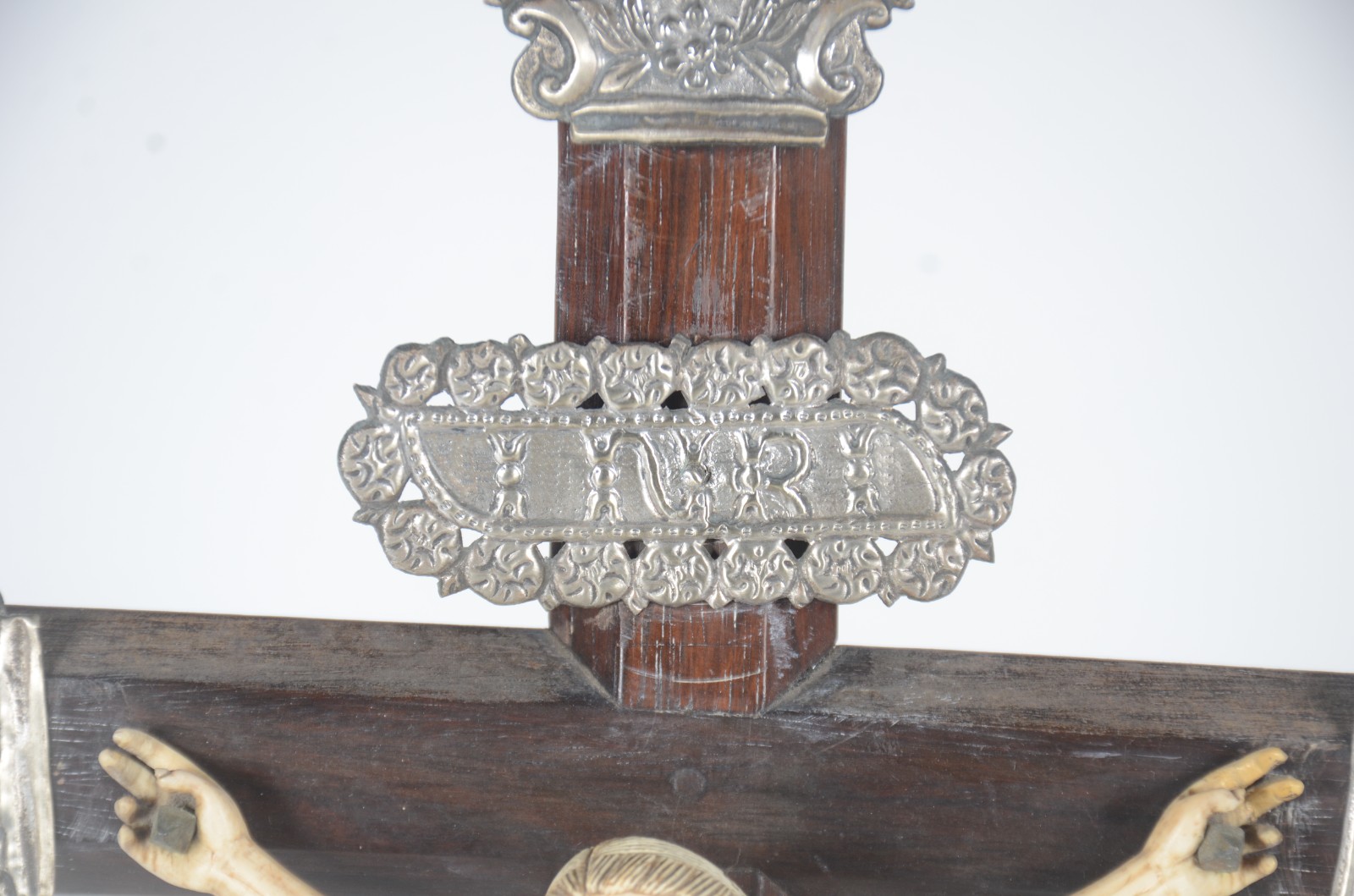 Excepcional crucifixo de madeira nobre com figura de Cristo ricamente... - foto 3 de 11