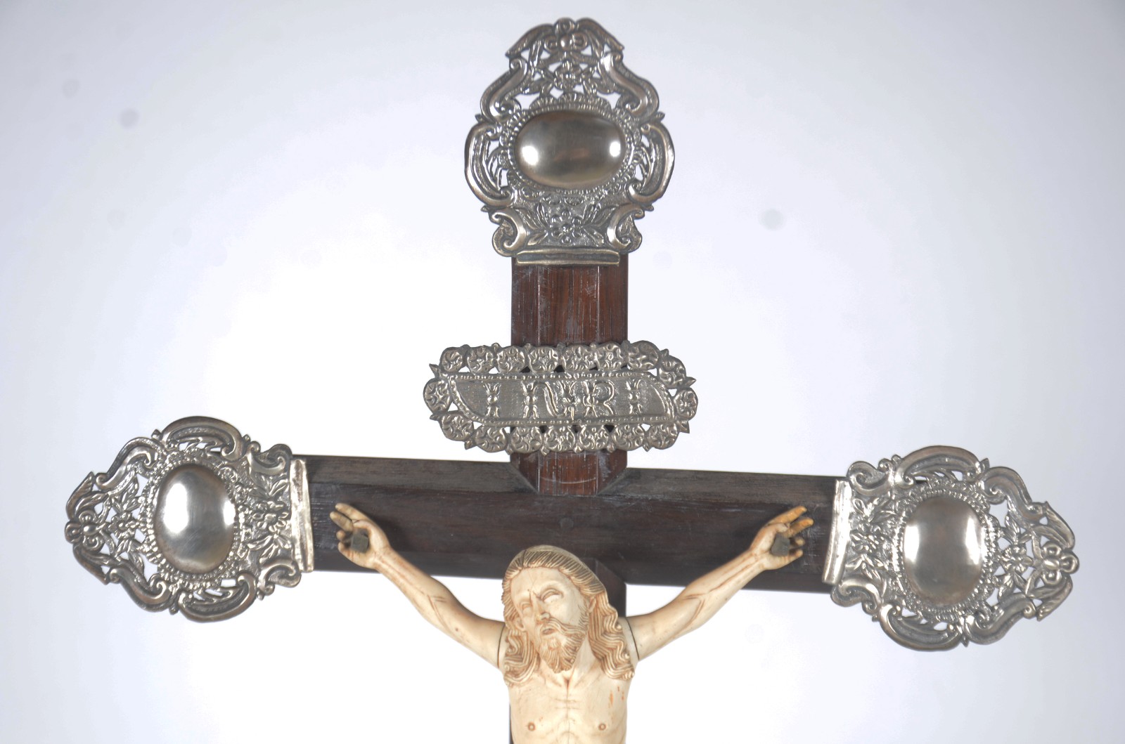 Excepcional crucifixo de madeira nobre com figura de Cristo ricamente... - foto 4 de 11