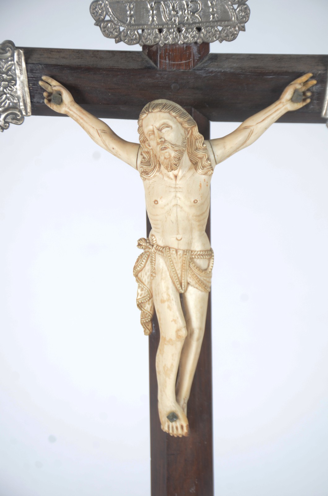 Excepcional crucifixo de madeira nobre com figura de Cristo ricamente... - foto 5 de 11