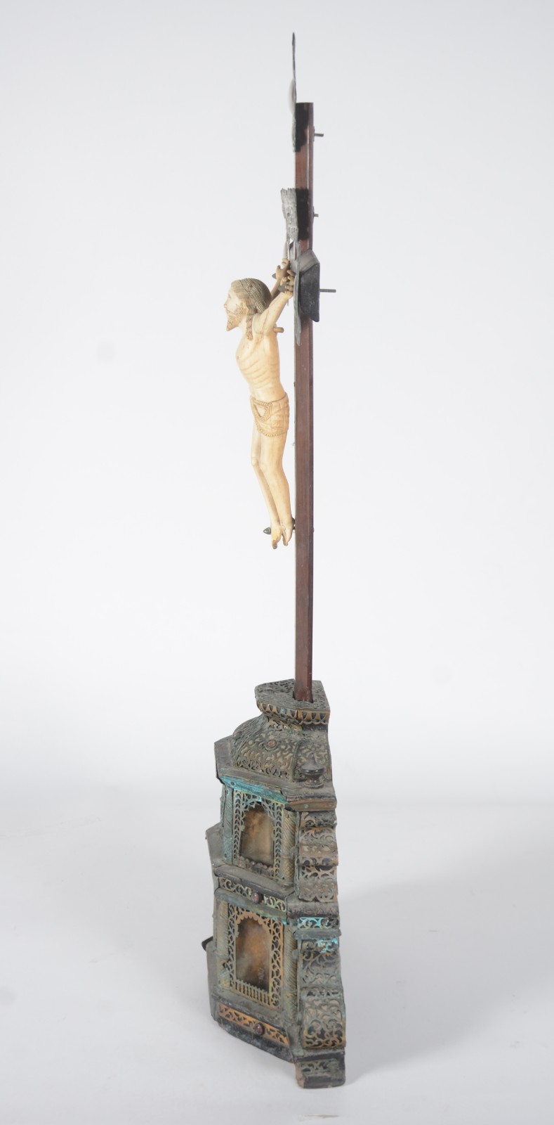 Excepcional crucifixo de madeira nobre com figura de Cristo ricamente... - foto 9 de 11