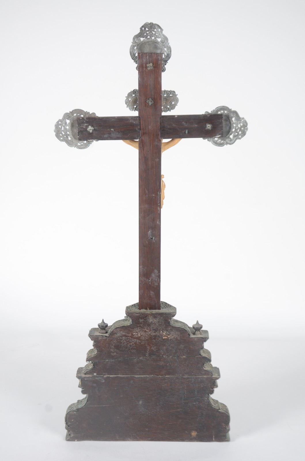 Excepcional crucifixo de madeira nobre com figura de Cristo ricamente... - foto 10 de 11