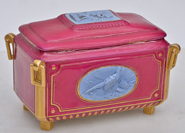 Caixa de porcelana francesa de Sevres na cor rosa, , quinas com...