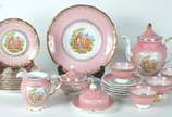 Serviço de chá de porcelana Dom Pedro, decorado... - Serviço de chá de porcelana Dom Pedro, decorado com cenas românticas em policromia, borda rosa com guirlandas douradas, composto de: bule, leite...